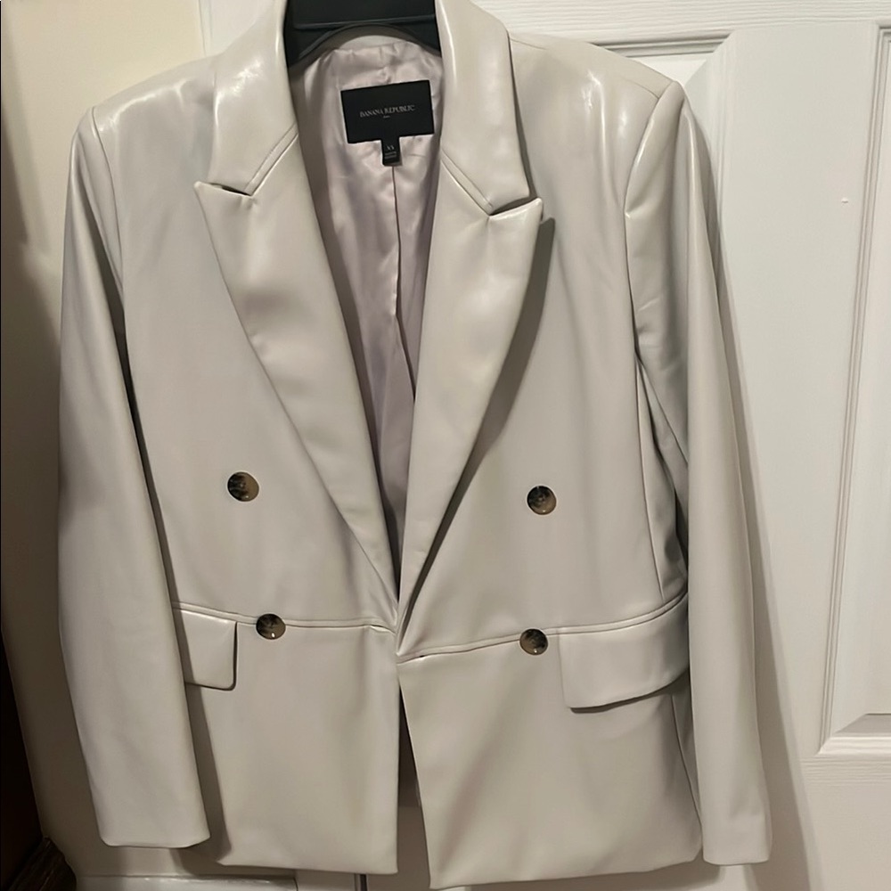 Banana Republic White Double-Breasted Blazer with Notched Lapels